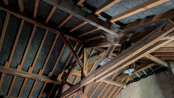 Maison de campagne à fort potentiel –  5 chambres - dépendances- VASSY-SOUS-PISY(89)