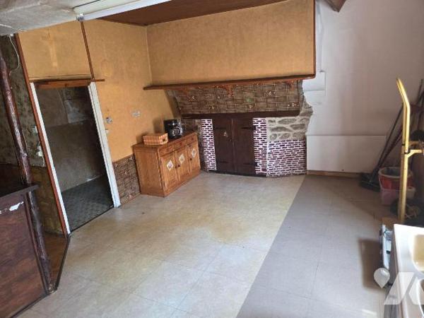 ARON- Maison en pierres sans terrain couverte en ardoise fibro de 2 chambres à rénover.

Mais...