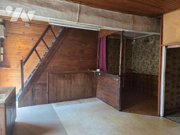 ARON- Maison en pierres sans terrain couverte en ardoise fibro de 2 chambres à rénover.

Mais...