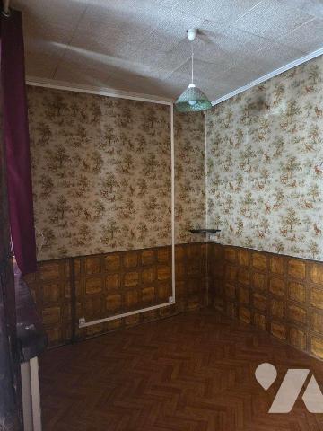 ARON- Maison en pierres sans terrain couverte en ardoise fibro de 2 chambres à rénover.

Mais...