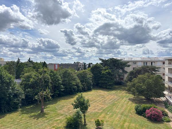 Appartement 5 pièces à vendre - Dernier étage avec terrasse à Angers, secteur Les Justices