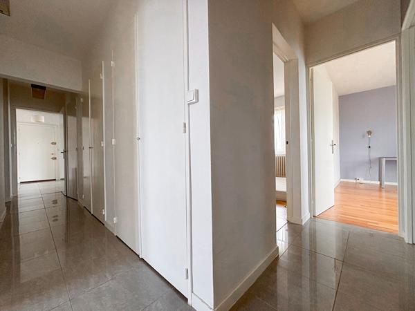 Appartement 5 pièces à vendre - Dernier étage avec terrasse à Angers, secteur Les Justices