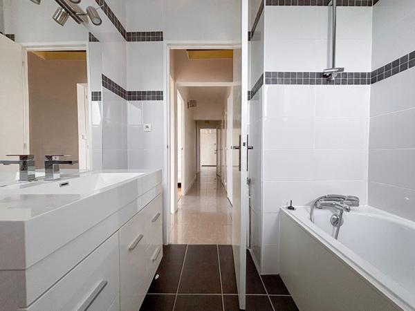 Appartement 5 pièces à vendre - Dernier étage avec terrasse à Angers, secteur Les Justices