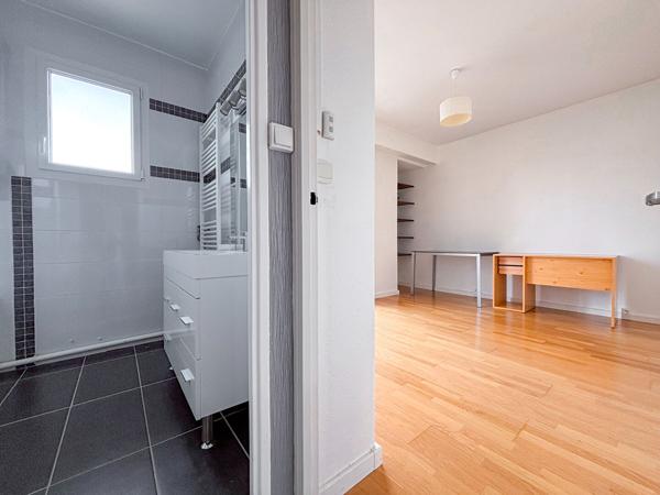 Appartement 5 pièces à vendre - Dernier étage avec terrasse à Angers, secteur Les Justices