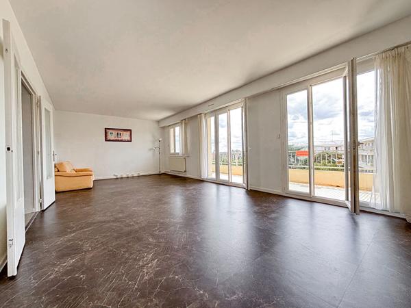 Appartement 5 pièces à vendre - Dernier étage avec terrasse à Angers, secteur Les Justices