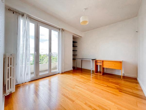 Appartement 5 pièces à vendre - Dernier étage avec terrasse à Angers, secteur Les Justices