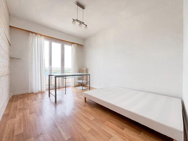 Appartement 5 pièces à vendre - Dernier étage avec terrasse à Angers, secteur Les Justices