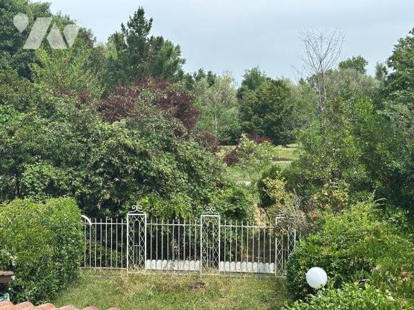 A vendre à Eysines (33320), quartier Migron, une maison de type T5, de 110m², comprenant sur 2 ...