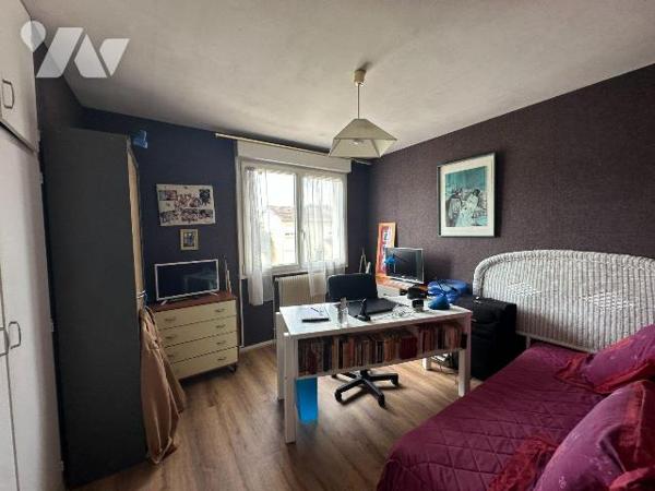 A vendre à Eysines (33320), quartier Migron, une maison de type T5, de 110m², comprenant sur 2 ...