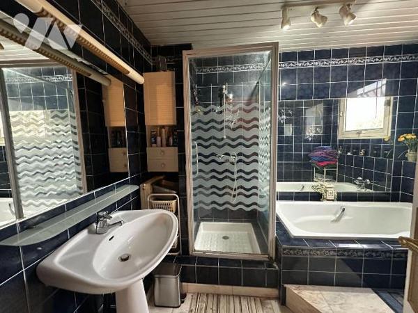 A vendre à Eysines (33320), quartier Migron, une maison de type T5, de 110m², comprenant sur 2 ...