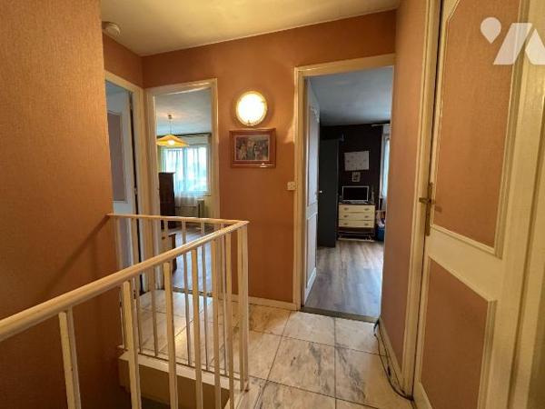 A vendre à Eysines (33320), quartier Migron, une maison de type T5, de 110m², comprenant sur 2 ...