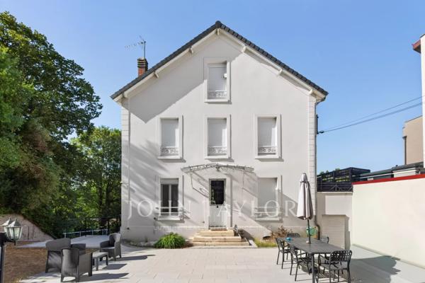 Maison familiale climatisée de 380 m² avec piscine intérieure, terrasses et vues dégagées