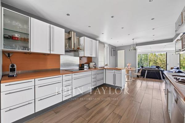 Maison familiale climatisée de 380 m² avec piscine intérieure, terrasses et vues dégagées
