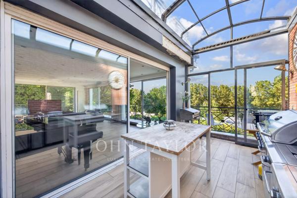 Maison familiale climatisée de 380 m² avec piscine intérieure, terrasses et vues dégagées