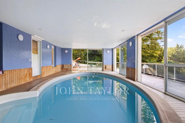 Maison familiale climatisée de 380 m² avec piscine intérieure, terrasses et vues dégagées