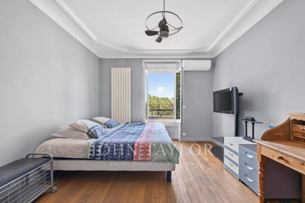 Maison familiale climatisée de 380 m² avec piscine intérieure, terrasses et vues dégagées