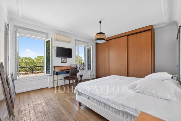 Maison familiale climatisée de 380 m² avec piscine intérieure, terrasses et vues dégagées