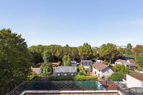 Maison familiale climatisée de 380 m² avec piscine intérieure, terrasses et vues dégagées