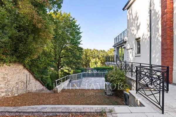 Maison familiale climatisée de 380 m² avec piscine intérieure, terrasses et vues dégagées