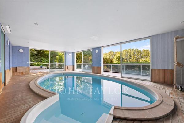 Maison familiale climatisée de 380 m² avec piscine intérieure, terrasses et vues dégagées