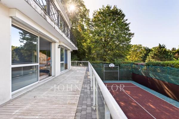 Maison familiale climatisée de 380 m² avec piscine intérieure, terrasses et vues dégagées