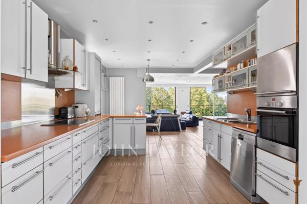 Maison familiale climatisée de 380 m² avec piscine intérieure, terrasses et vues dégagées