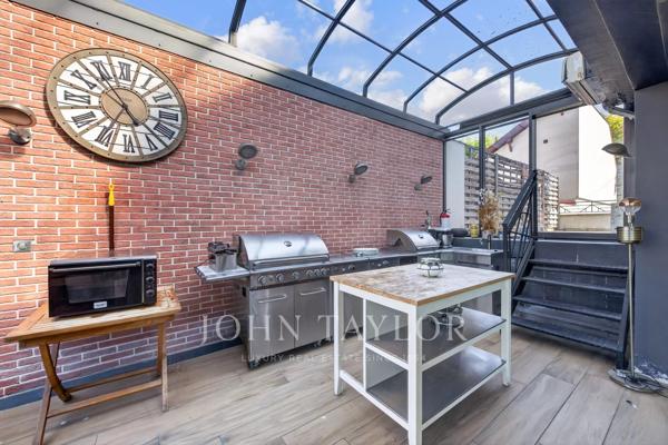 Maison familiale climatisée de 380 m² avec piscine intérieure, terrasses et vues dégagées