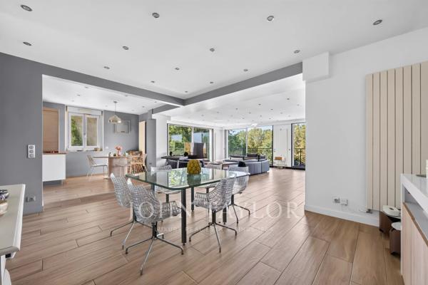 Maison familiale climatisée de 380 m² avec piscine intérieure, terrasses et vues dégagées