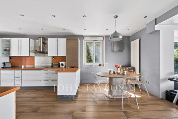 Maison familiale climatisée de 380 m² avec piscine intérieure, terrasses et vues dégagées