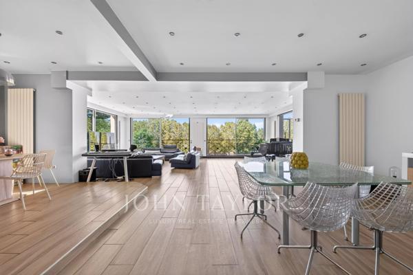 Maison familiale climatisée de 380 m² avec piscine intérieure, terrasses et vues dégagées