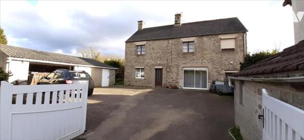 MAISON EN PIERRES STE CROIX HAGUE TROIS CHAMBRES + GARAGES + DEPENDANCE + JARDIN AUTOUR