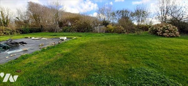 MAISON EN PIERRES STE CROIX HAGUE TROIS CHAMBRES + GARAGES + DEPENDANCE + JARDIN AUTOUR