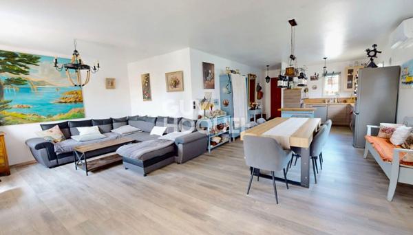 Maison de plain-pied 3 faces avec véranda et garage - Secteur très calme et recherché.