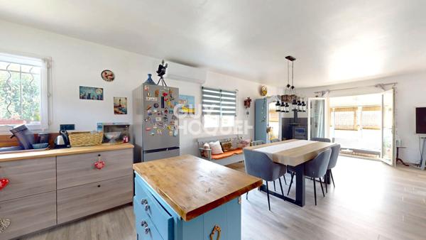 Maison de plain-pied 3 faces avec véranda et garage - Secteur très calme et recherché.