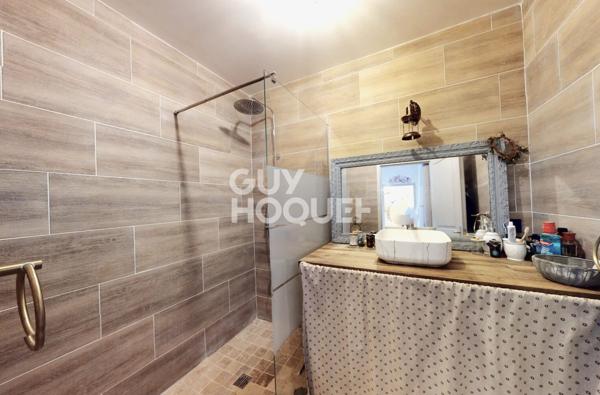 Maison de plain-pied 3 faces avec véranda et garage - Secteur très calme et recherché.