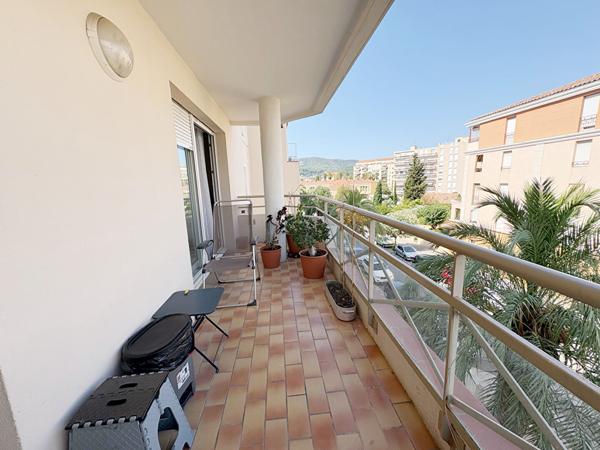 HYERES Centre ville - Appartement loué de type 2 - Cave - Parking