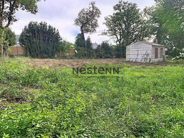 Beau terrain à bâtir de plus de 1000 m² situé dans le centre de Noyalo