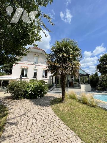 Ensemble Immobilier composé d'une maison des années 30, garage 60 m² et un atelier 100m²