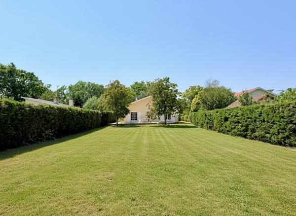 Maison
         5 pièces
        - 130 m² 899 000 € *