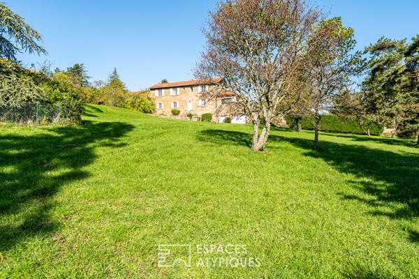 Maison de famille, en pierre, avec vue