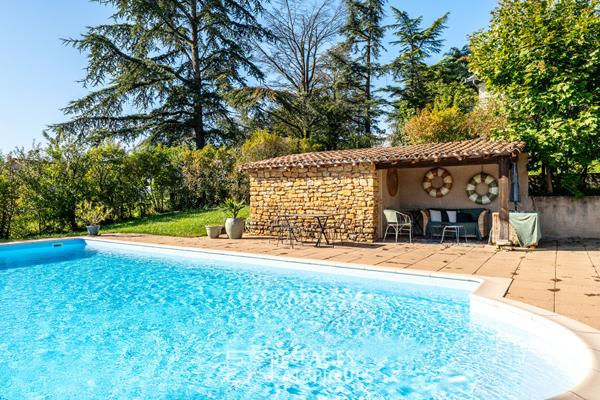 Maison de famille, en pierre, avec vue