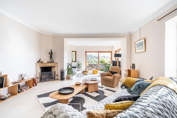 Maison de famille, en pierre, avec vue