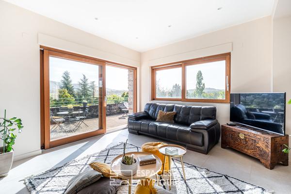 Maison de famille, en pierre, avec vue