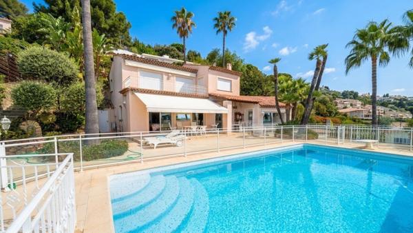 villa ultra-securisée et pérenniser en beton banché.Vue panoramique exeptionnelle piscine et cadre idylique.Coup de coeur garenti