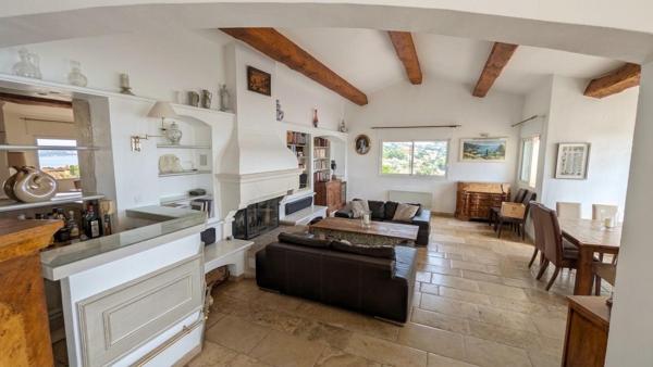 villa ultra-securisée et pérenniser en beton banché.Vue panoramique exeptionnelle piscine et cadre idylique.Coup de coeur garenti