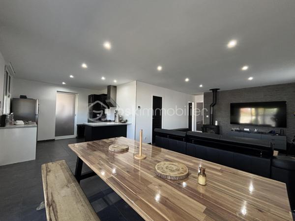 À proximité de Bordeaux, des commodités et des principaux axes routiers, découvrez cette agréable maison de 88 m² habitables, implantée sur une parcelle de 488 m², offrant un cadre de vie confortable et fonctionnel.

Elle se compose d’une belle pièce de vie chaleureuse avec poêle à bois, ouverte sur une cuisine aménagée avec cellier, créant un espace convivial et lumineux.

L’espace nuit comprend 3 chambres ainsi qu’une salle d’eau avec WC.

À l’extérieur, vous apprécierez particulièrement le jardin agréable et la terrasse couverte par une pergola bioclimatique, idéale pour profiter pleinement des extérieurs en toute saison, à l’abri du soleil comme des intempéries.

Les atouts de la maison

* 88 m² habitables
* Parcelle de 488 m²
* 3 chambres
* Séjour avec poêle à bois
* Cuisine ouverte
* Terrasse avec pergola bioclimatique
* Pompe à chaleur réversible gainable
* Portail motorisé
* Jardin agréable
* Proximité des commerces et commodités
* Accès rapide à Bordeaux et aux principaux axes routiers

Une maison conviviale, bien équipée et parfaitement adaptée à une vie de famille, bénéficiant d’un extérieur particulièrement agréable. Une opportunité à découvrir rapidement sur Ambarès-et-Lagrave !
Contactez moi pour une visite