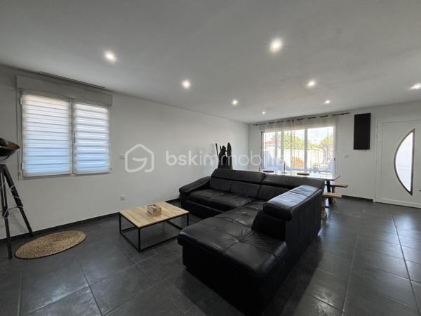À proximité de Bordeaux, des commodités et des principaux axes routiers, découvrez cette agréable maison de 88 m² habitables, implantée sur une parcelle de 488 m², offrant un cadre de vie confortable et fonctionnel.

Elle se compose d’une belle pièce de vie chaleureuse avec poêle à bois, ouverte sur une cuisine aménagée avec cellier, créant un espace convivial et lumineux.

L’espace nuit comprend 3 chambres ainsi qu’une salle d’eau avec WC.

À l’extérieur, vous apprécierez particulièrement le jardin agréable et la terrasse couverte par une pergola bioclimatique, idéale pour profiter pleinement des extérieurs en toute saison, à l’abri du soleil comme des intempéries.

Les atouts de la maison

* 88 m² habitables
* Parcelle de 488 m²
* 3 chambres
* Séjour avec poêle à bois
* Cuisine ouverte
* Terrasse avec pergola bioclimatique
* Pompe à chaleur réversible gainable
* Portail motorisé
* Jardin agréable
* Proximité des commerces et commodités
* Accès rapide à Bordeaux et aux principaux axes routiers

Une maison conviviale, bien équipée et parfaitement adaptée à une vie de famille, bénéficiant d’un extérieur particulièrement agréable. Une opportunité à découvrir rapidement sur Ambarès-et-Lagrave !
Contactez moi pour une visite