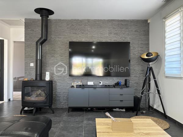 À proximité de Bordeaux, des commodités et des principaux axes routiers, découvrez cette agréable maison de 88 m² habitables, implantée sur une parcelle de 488 m², offrant un cadre de vie confortable et fonctionnel.

Elle se compose d’une belle pièce de vie chaleureuse avec poêle à bois, ouverte sur une cuisine aménagée avec cellier, créant un espace convivial et lumineux.

L’espace nuit comprend 3 chambres ainsi qu’une salle d’eau avec WC.

À l’extérieur, vous apprécierez particulièrement le jardin agréable et la terrasse couverte par une pergola bioclimatique, idéale pour profiter pleinement des extérieurs en toute saison, à l’abri du soleil comme des intempéries.

Les atouts de la maison

* 88 m² habitables
* Parcelle de 488 m²
* 3 chambres
* Séjour avec poêle à bois
* Cuisine ouverte
* Terrasse avec pergola bioclimatique
* Pompe à chaleur réversible gainable
* Portail motorisé
* Jardin agréable
* Proximité des commerces et commodités
* Accès rapide à Bordeaux et aux principaux axes routiers

Une maison conviviale, bien équipée et parfaitement adaptée à une vie de famille, bénéficiant d’un extérieur particulièrement agréable. Une opportunité à découvrir rapidement sur Ambarès-et-Lagrave !
Contactez moi pour une visite