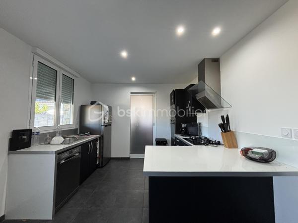 À proximité de Bordeaux, des commodités et des principaux axes routiers, découvrez cette agréable maison de 88 m² habitables, implantée sur une parcelle de 488 m², offrant un cadre de vie confortable et fonctionnel.

Elle se compose d’une belle pièce de vie chaleureuse avec poêle à bois, ouverte sur une cuisine aménagée avec cellier, créant un espace convivial et lumineux.

L’espace nuit comprend 3 chambres ainsi qu’une salle d’eau avec WC.

À l’extérieur, vous apprécierez particulièrement le jardin agréable et la terrasse couverte par une pergola bioclimatique, idéale pour profiter pleinement des extérieurs en toute saison, à l’abri du soleil comme des intempéries.

Les atouts de la maison

* 88 m² habitables
* Parcelle de 488 m²
* 3 chambres
* Séjour avec poêle à bois
* Cuisine ouverte
* Terrasse avec pergola bioclimatique
* Pompe à chaleur réversible gainable
* Portail motorisé
* Jardin agréable
* Proximité des commerces et commodités
* Accès rapide à Bordeaux et aux principaux axes routiers

Une maison conviviale, bien équipée et parfaitement adaptée à une vie de famille, bénéficiant d’un extérieur particulièrement agréable. Une opportunité à découvrir rapidement sur Ambarès-et-Lagrave !
Contactez moi pour une visite