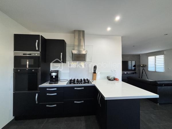 À proximité de Bordeaux, des commodités et des principaux axes routiers, découvrez cette agréable maison de 88 m² habitables, implantée sur une parcelle de 488 m², offrant un cadre de vie confortable et fonctionnel.

Elle se compose d’une belle pièce de vie chaleureuse avec poêle à bois, ouverte sur une cuisine aménagée avec cellier, créant un espace convivial et lumineux.

L’espace nuit comprend 3 chambres ainsi qu’une salle d’eau avec WC.

À l’extérieur, vous apprécierez particulièrement le jardin agréable et la terrasse couverte par une pergola bioclimatique, idéale pour profiter pleinement des extérieurs en toute saison, à l’abri du soleil comme des intempéries.

Les atouts de la maison

* 88 m² habitables
* Parcelle de 488 m²
* 3 chambres
* Séjour avec poêle à bois
* Cuisine ouverte
* Terrasse avec pergola bioclimatique
* Pompe à chaleur réversible gainable
* Portail motorisé
* Jardin agréable
* Proximité des commerces et commodités
* Accès rapide à Bordeaux et aux principaux axes routiers

Une maison conviviale, bien équipée et parfaitement adaptée à une vie de famille, bénéficiant d’un extérieur particulièrement agréable. Une opportunité à découvrir rapidement sur Ambarès-et-Lagrave !
Contactez moi pour une visite